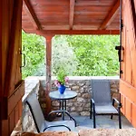 Stone House - Private Garden Retreat *