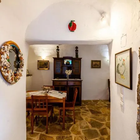 Stone House - Private Garden Retreat *