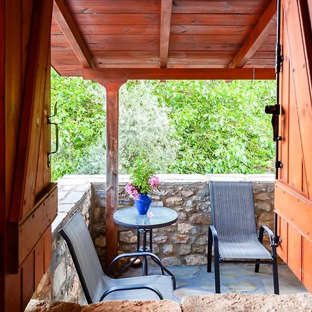 Stone House - Private Garden Retreat *