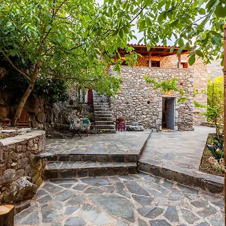 Stone House - Private Garden Retreat Kır Evi