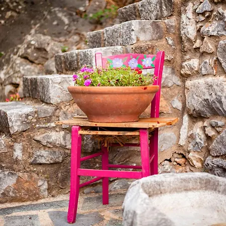 Hétvégi ház Stone House - Private Garden Retreat