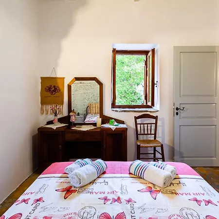 Stone House - Private Garden Retreat *