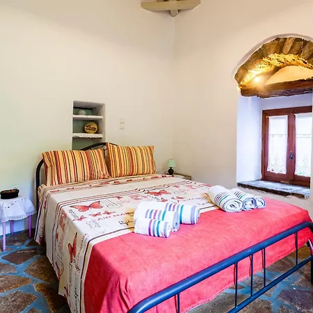 Stone House - Private Garden Retreat Kır Evi