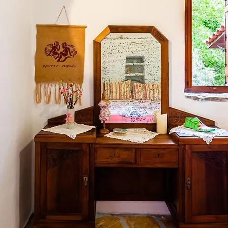 Stone House - Private Garden Retreat Kır Evi