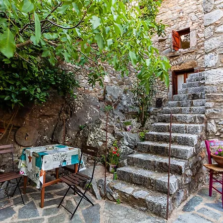 Stone House - Private Garden Retreat Kır Evi *