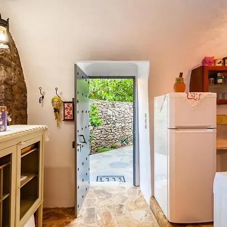 Stone House - Private Garden Retreat Kır Evi