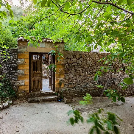 Hétvégi ház Stone House - Private Garden Retreat *