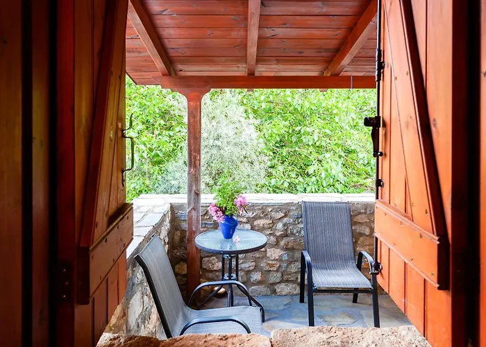 Stone House - Private Garden Retreat *