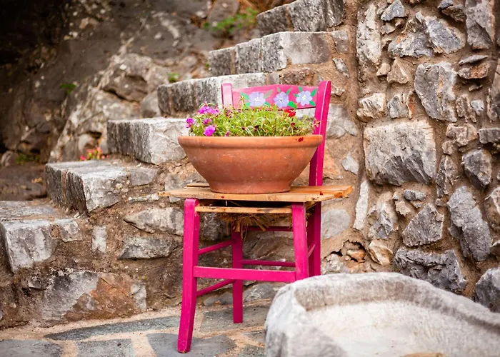 Hétvégi ház Stone House - Private Garden Retreat