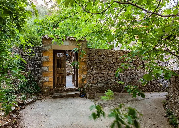 Hétvégi ház Stone House - Private Garden Retreat *